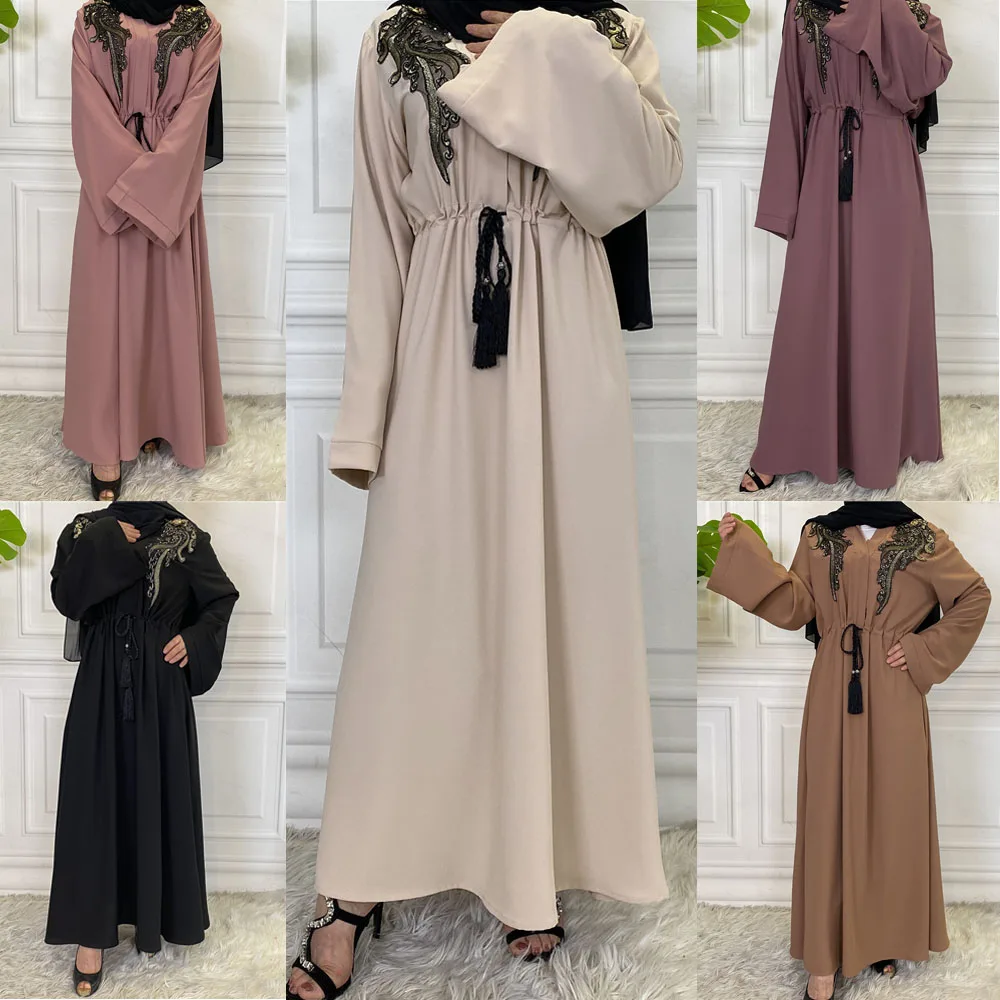 Мусульманское длинное платье с вышивкой и блестками