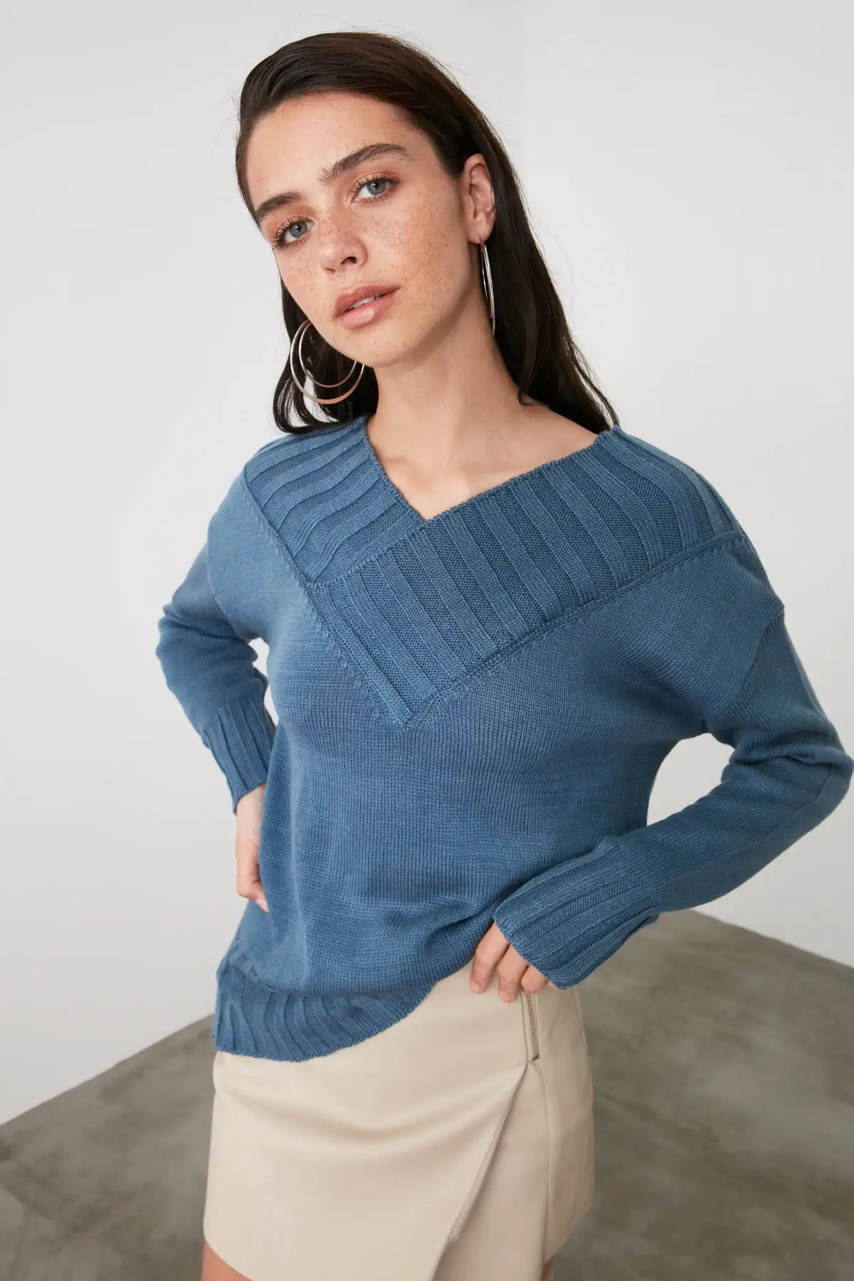 

Trendyol V Collar Knitwear Sweater TWOAW21KZ2377
