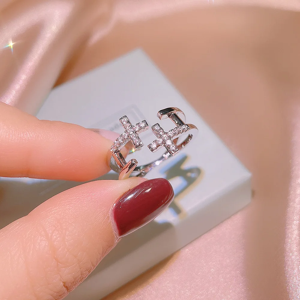 Женское классическое кольцо с фианитами Открытое в форме Креста бриллиантами