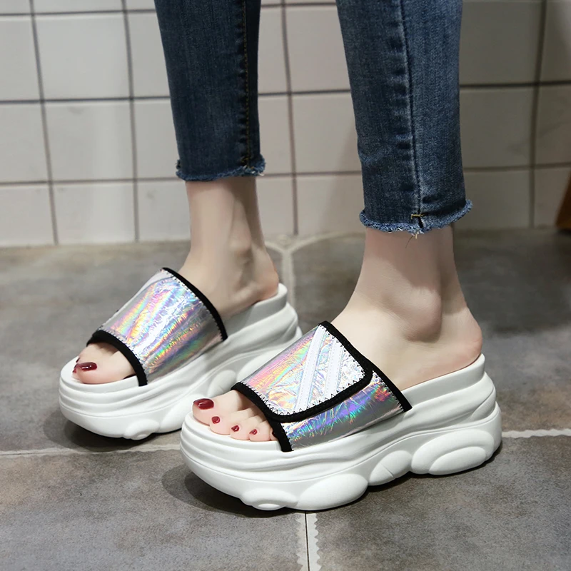 

Летняя обувь, высокий каблук, на танкетке; Шлепанцы без задника с открытыми пальцами; Модная обувь; Женские летние тапочки на толстой подошв...