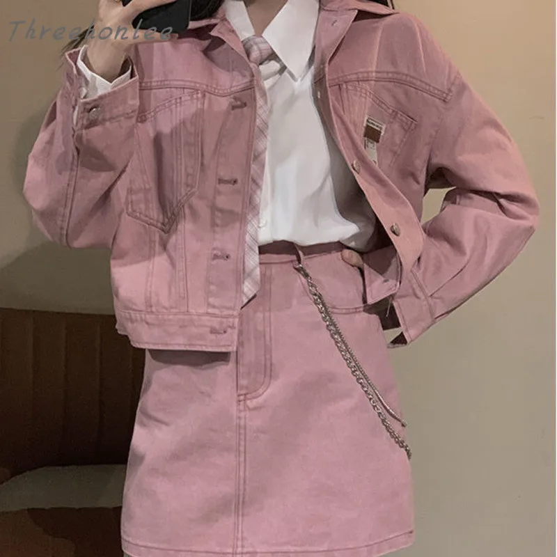 Женский джинсовый костюм в стиле ретро розовый из двух предметов короткая куртка