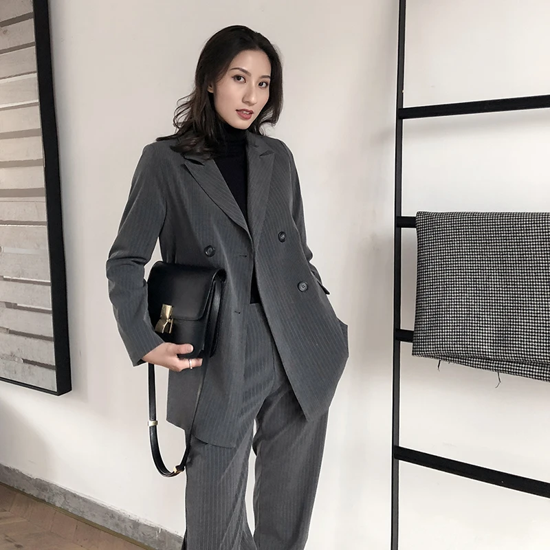 Женский деловой костюм из двух предметов модельный нишевый в полоску блейзера и