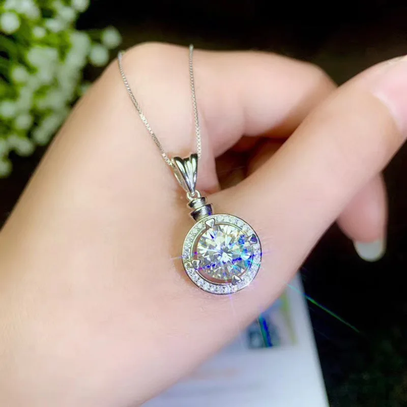 

Женская цепочка с подвеской в эстетическом стиле