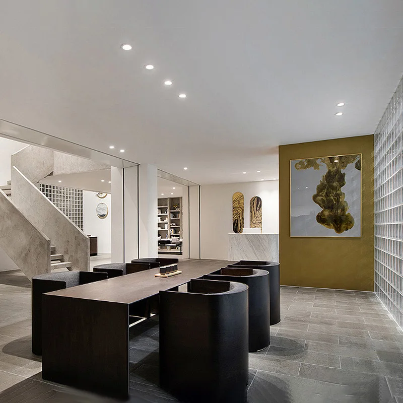 Современный светодиодный потолочный светильник в интерьере белый led