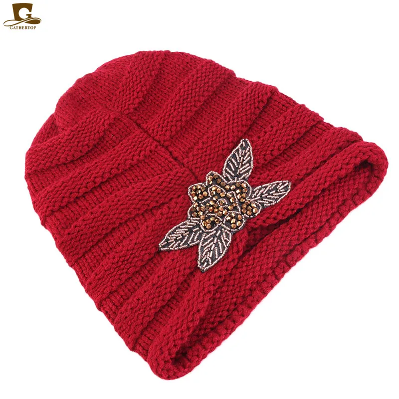 Лыжная мешковатая шапка с цветами украшенная бусинами Модная вязаная