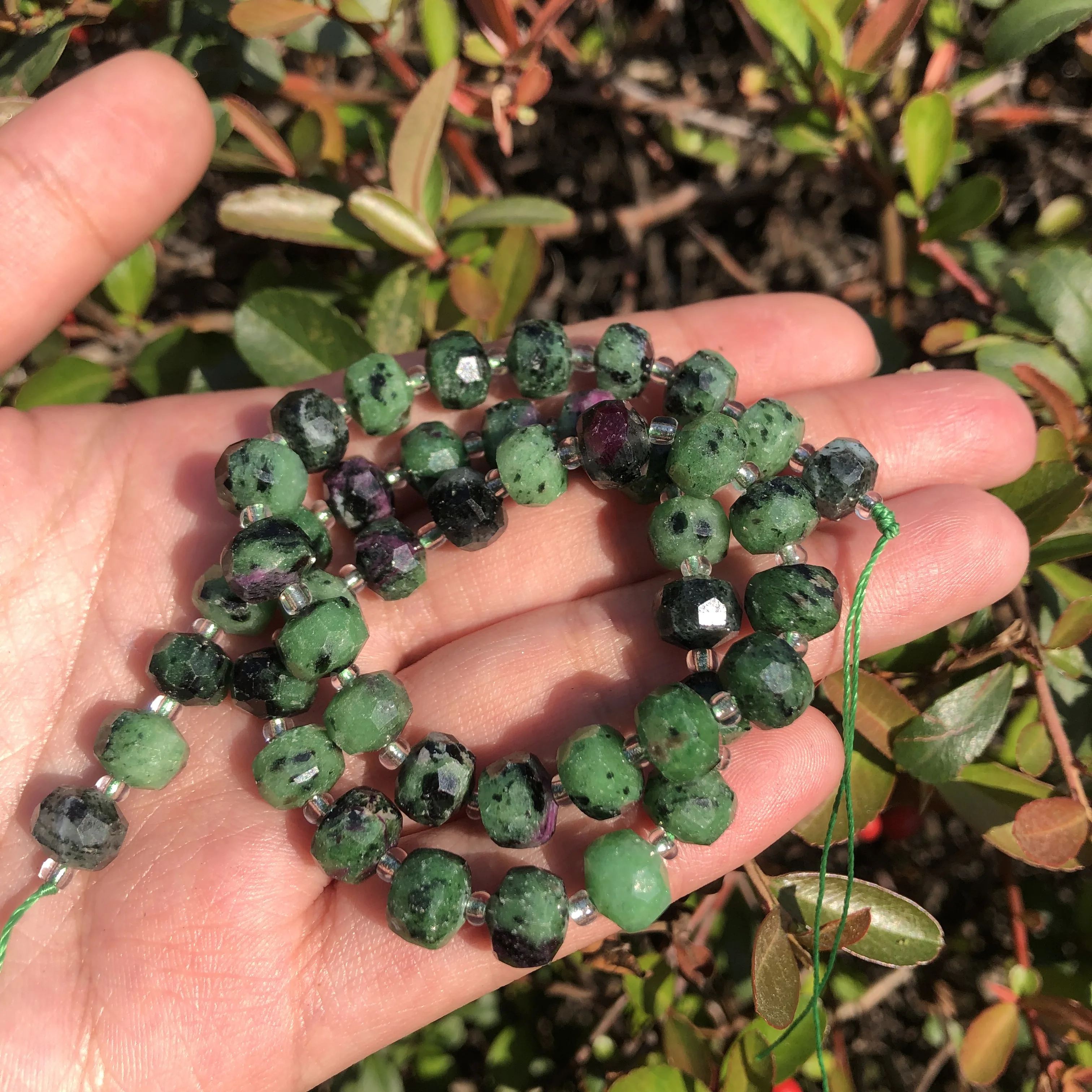 Натуральные бусины Epidote Rubys камень циозит в форме колонки граненые свободные