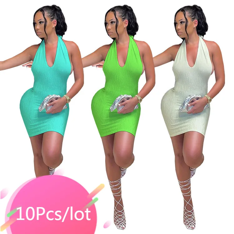 

Летнее облегающее мини-платье с лямкой на шее и открытой спиной