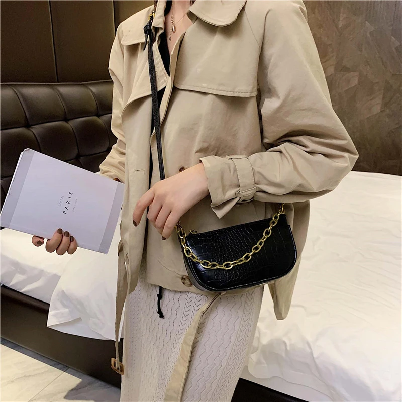 Женская винтажная сумка багет кожаная женская через плечо с крокодиловым узором