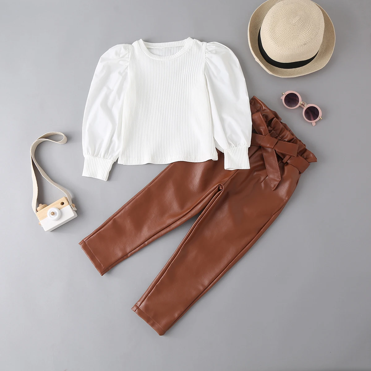 

Костюм детский из футболки с длинным рукавом и кожаных брюк