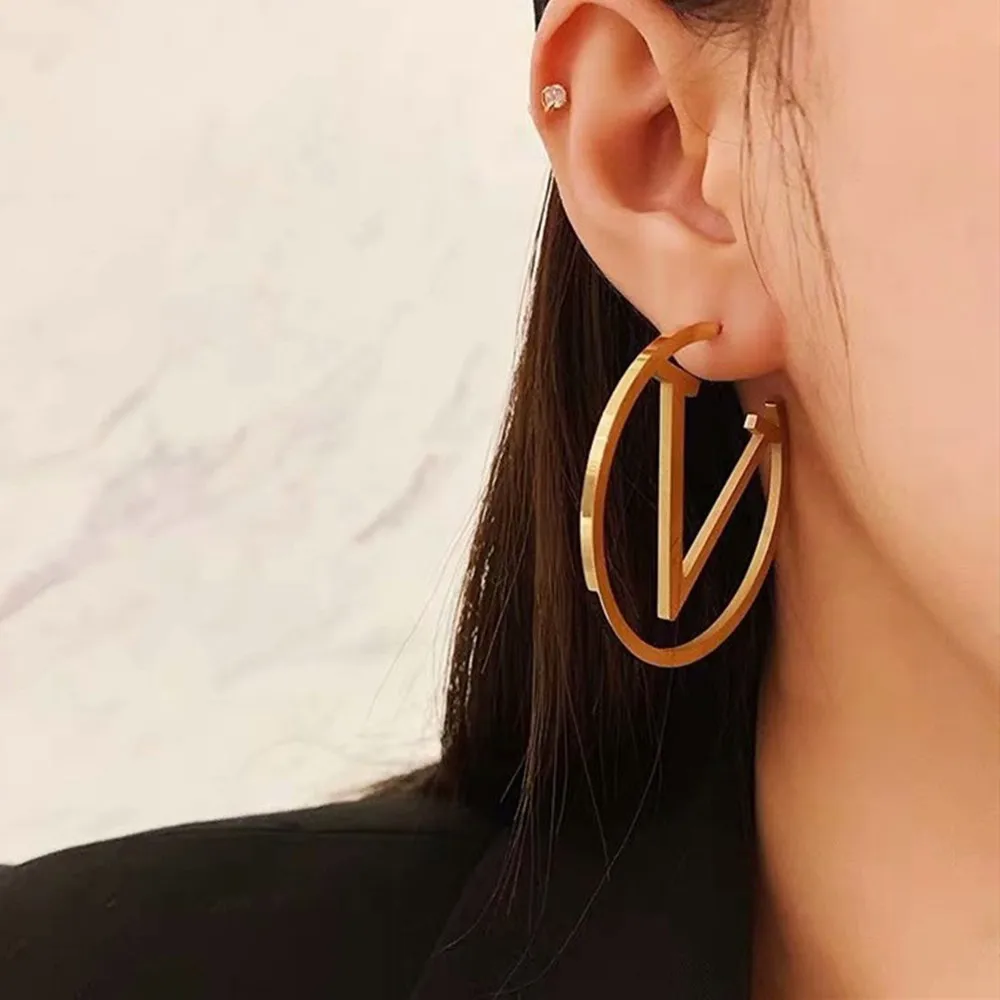 Новые асимметричные металлические серьги кольца с буквами V для женщин корейские