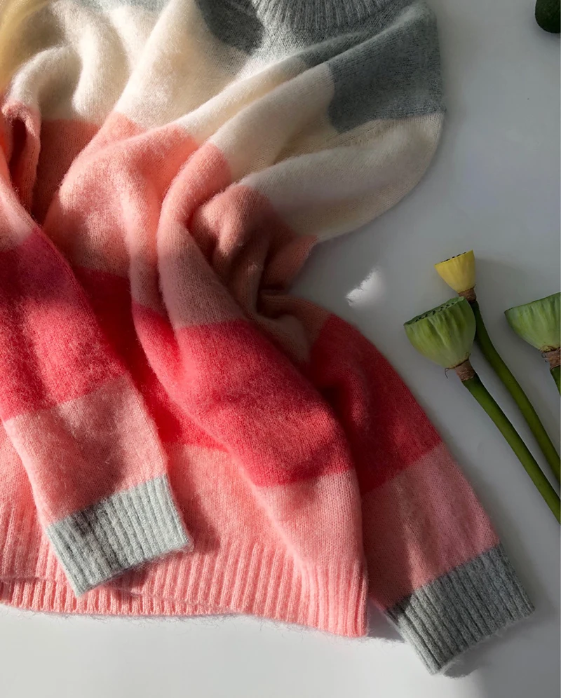 Женский свитер в радужную полоску с круглым вырезом CAMIA Studio | Женская одежда