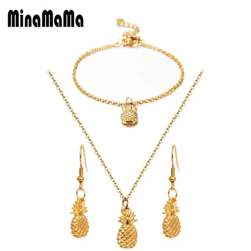 Комплект из трех предметов колье браслета и сережек |