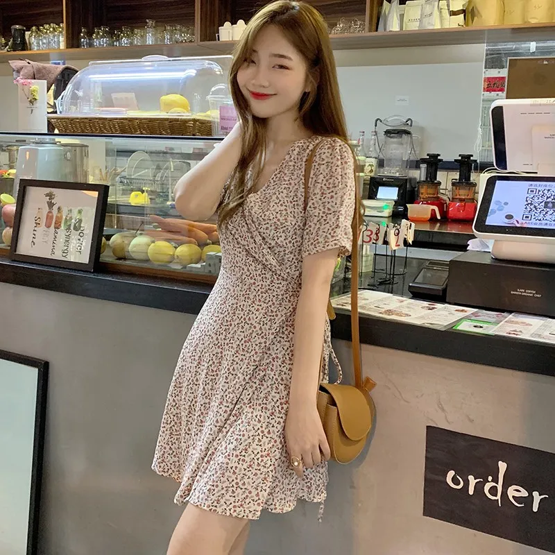 Летнее женское платье с цветочным принтом и v-образным вырезом богемное на