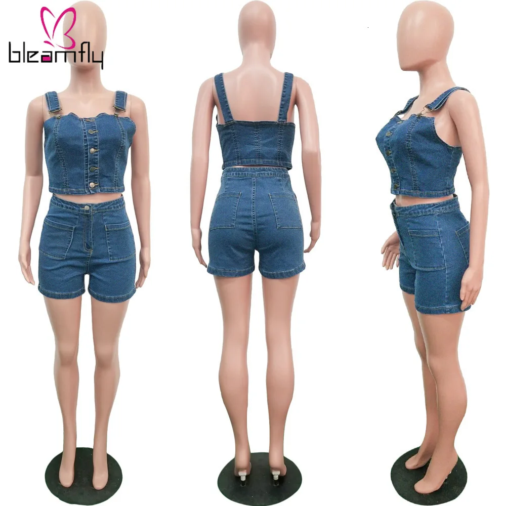 Женский джинсовый костюм из двух предметов летний однобортный с шортами и
