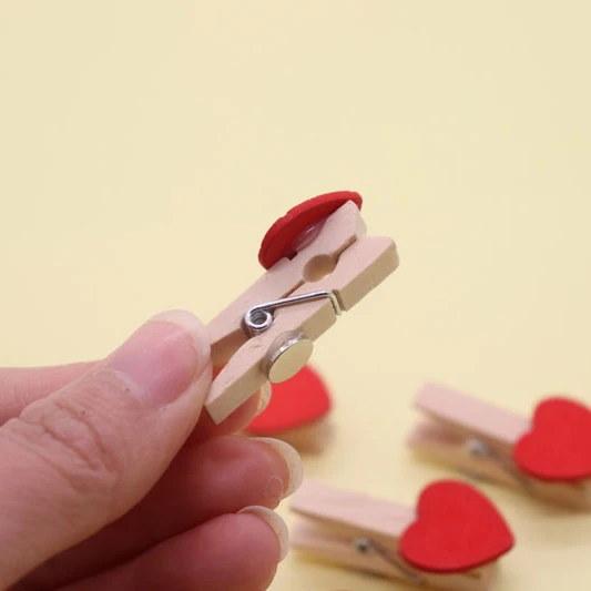 Магнит на холодильник зажим в виде красного сердца деревянное украшение