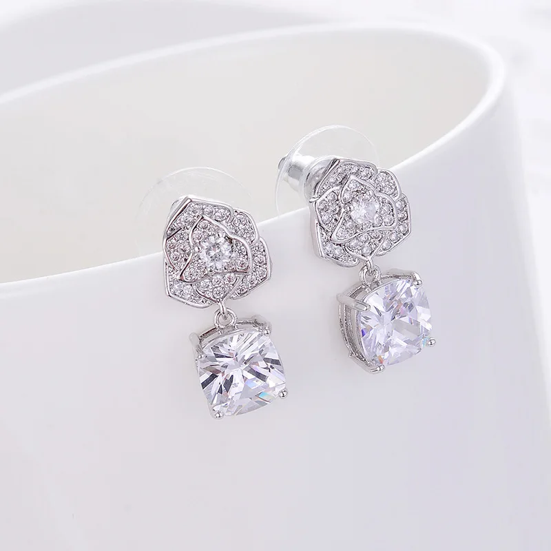 Модные изысканные серьги-гвоздики с камеллией из циркона женские блестящие