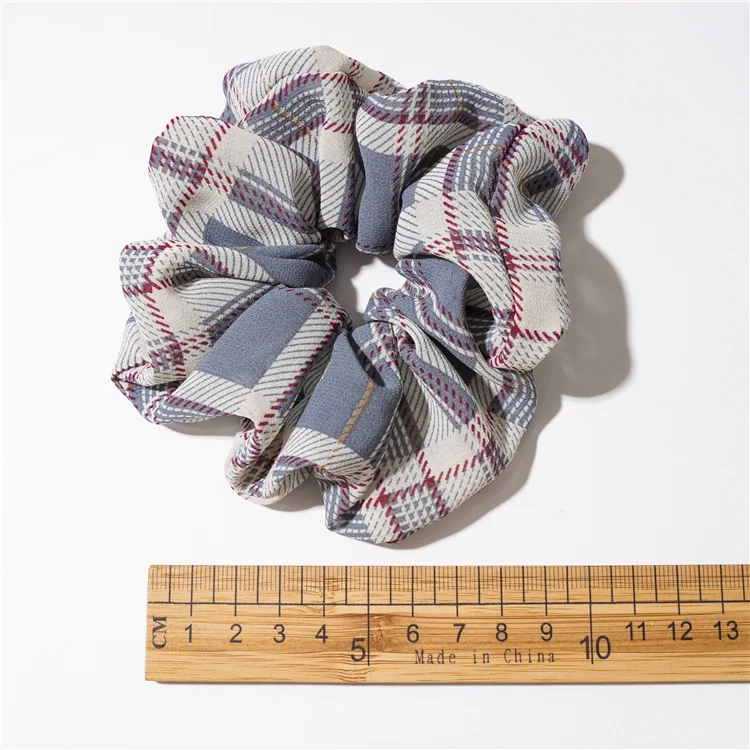 The new retro plaid large intestine hair ring for girls is sweet and versatile.