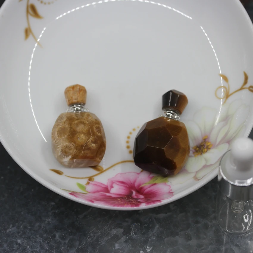 Подвеска в виде флакона для духов с тигровым глазом и коралловым огранкой