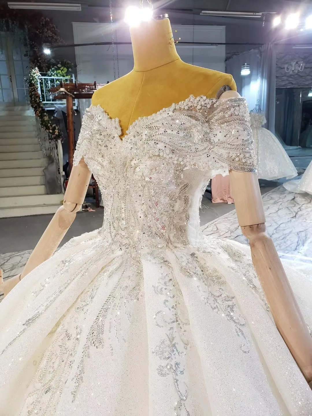 2021 Latest Style Gorgeous Beaded Luxury Ball Gown With Long Train Wedding Dresses Bridal Gown Crystal Wedding Dress