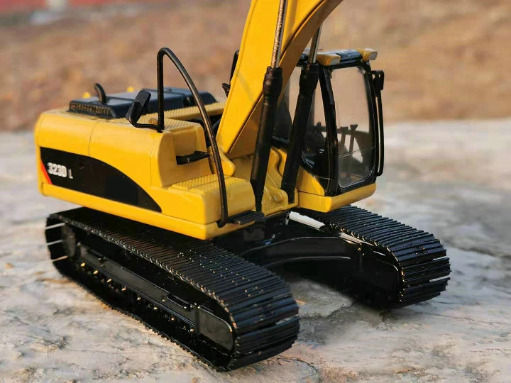 Тонкая модель гусеничного экскаватора 1: 50 American 323 dl дробилка Коллекционная из