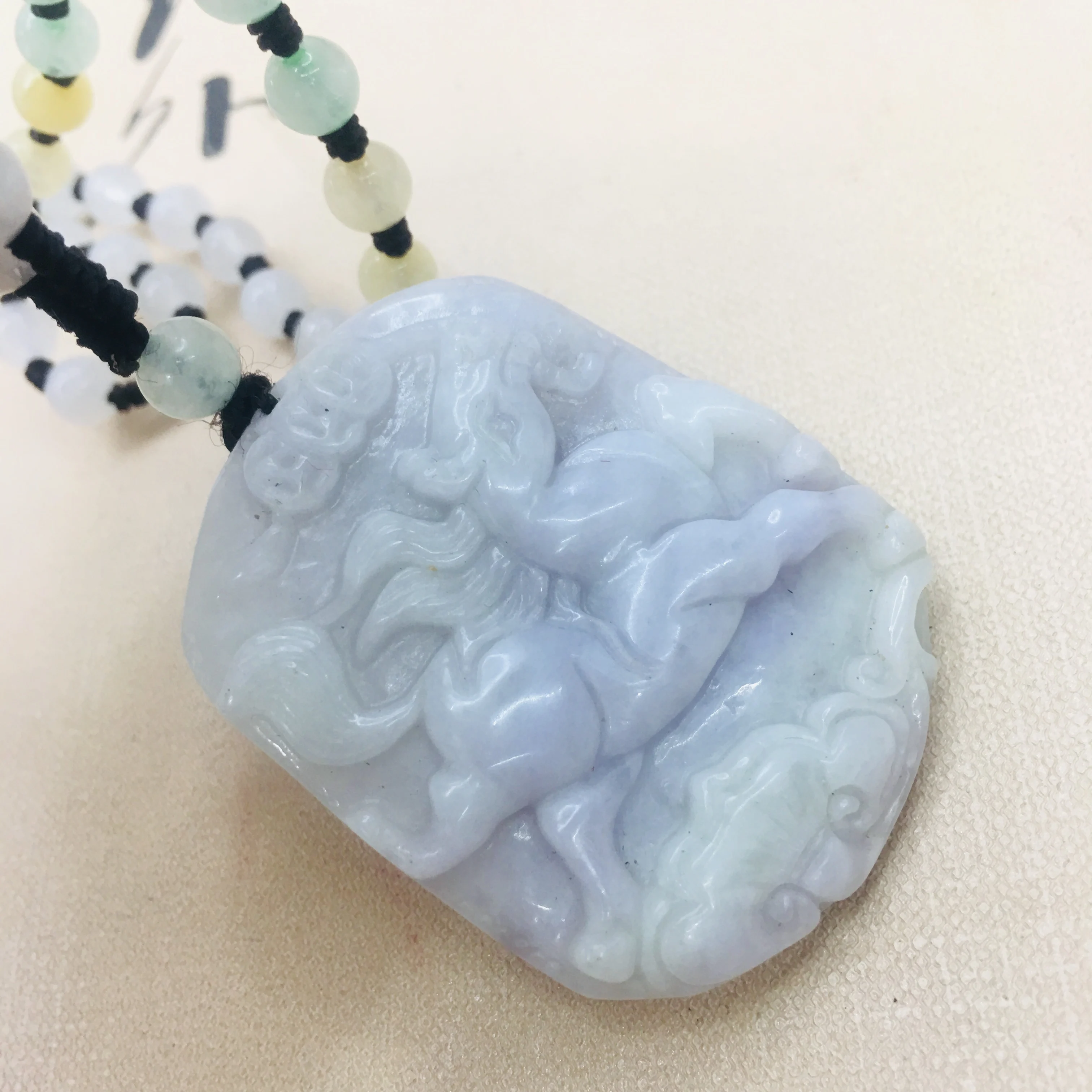 Цепочка с кулоном из натурального изумруда и нефрита ручная гравировка кулон в