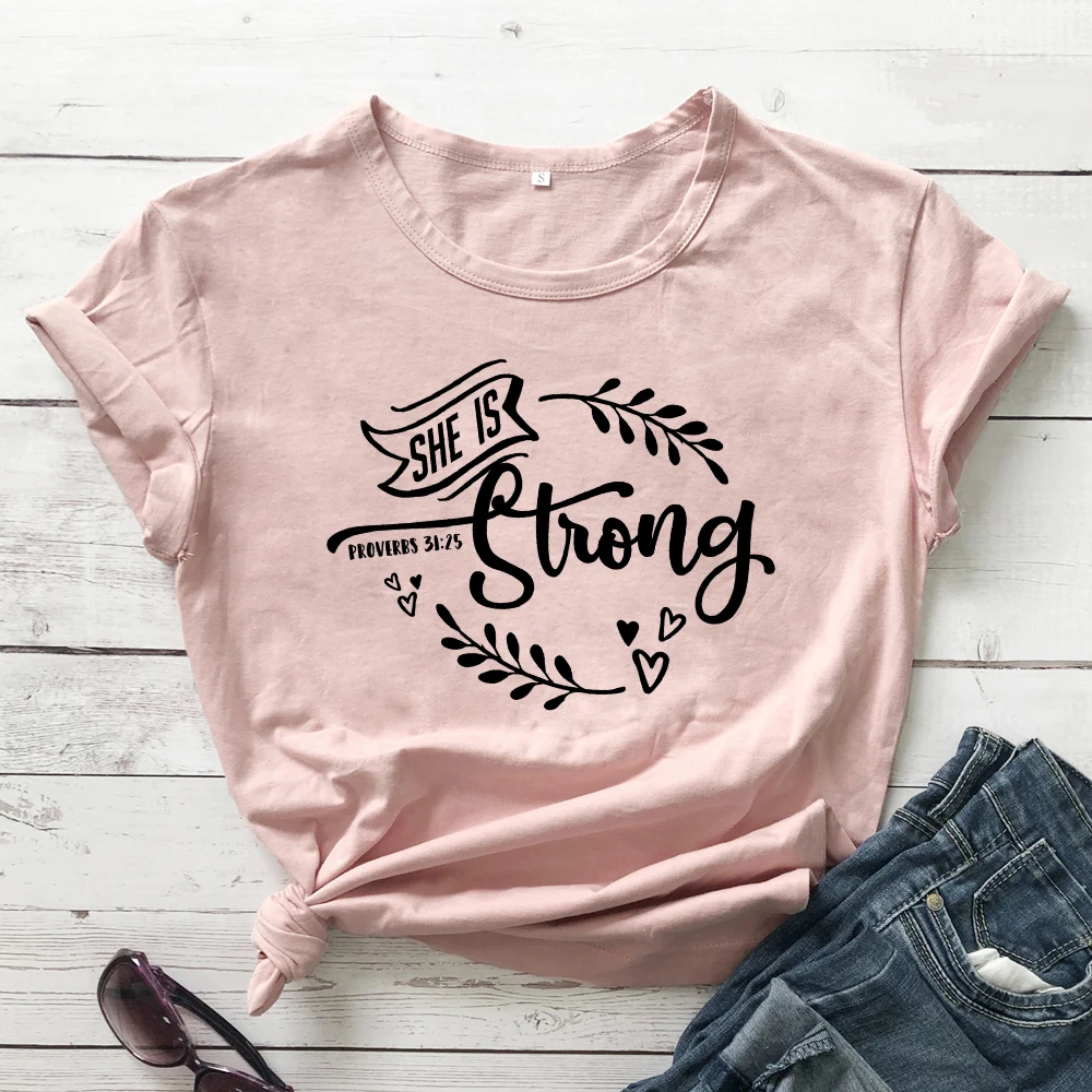 She Is Strong пословицы 31: 25 футболки женские Необычные графические вдохновляющие Христианские Футболки женские модные церковные Библейские стихи футболки