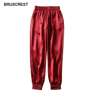 Брюки женские атласные в Корейском стиле, джоггеры, повседневные спортивные штаны с завышенной талией, брюки-карго, красные, черные