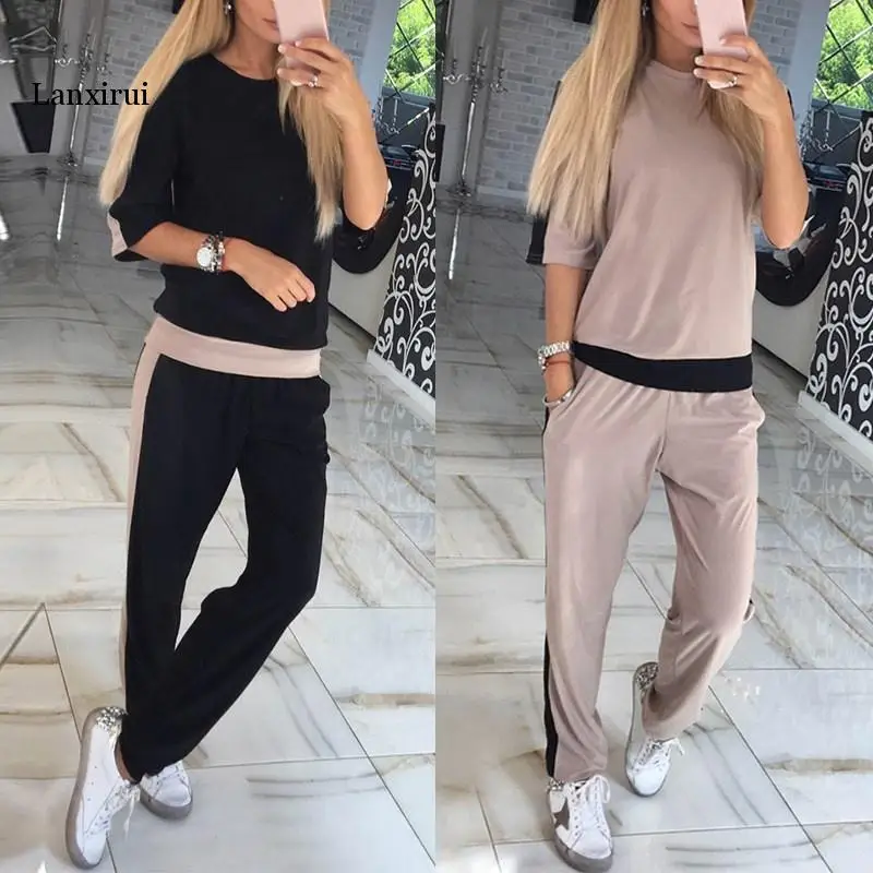 Женский спортивный костюм с коротким рукавом и круглым вырезом |