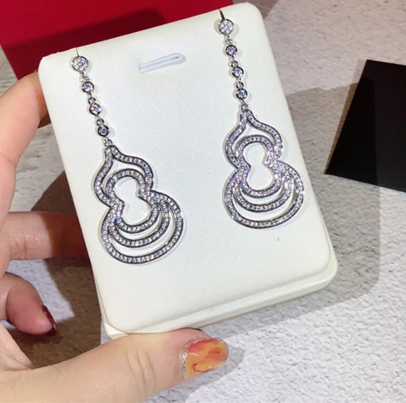 Популярные ювелирные изделия известного бренда длинные висячие серьги в виде