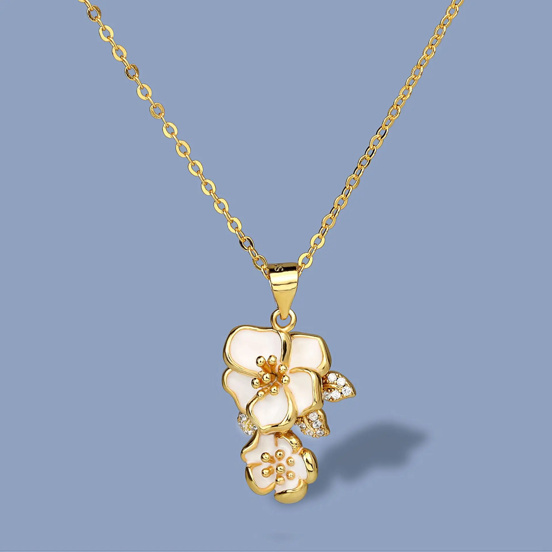 

Exquisite Yellow Gold Lady Flower Necklace White Epoxy Cherry Blossom Flower Shape Pendant Small Fresh Lady Sweater Chain