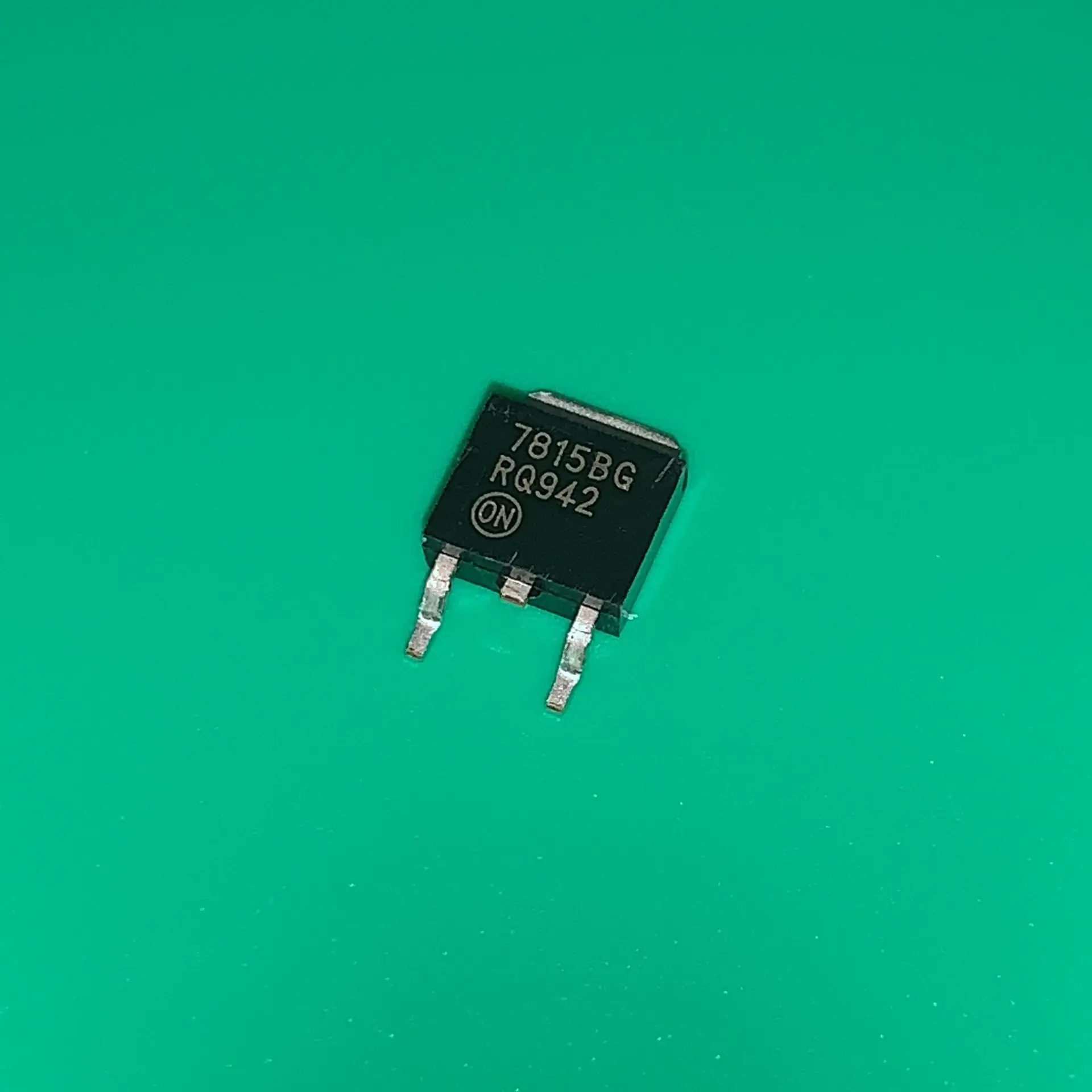 30 шт./лот MC7815BDTRKG SOT252 7815 MC7815BDG 7815BG IC REG LDO 15V 1A DPAK MC7815BDTG TO252 MC7815BG MC7815 BDTRKG MC7815BD TRKG |