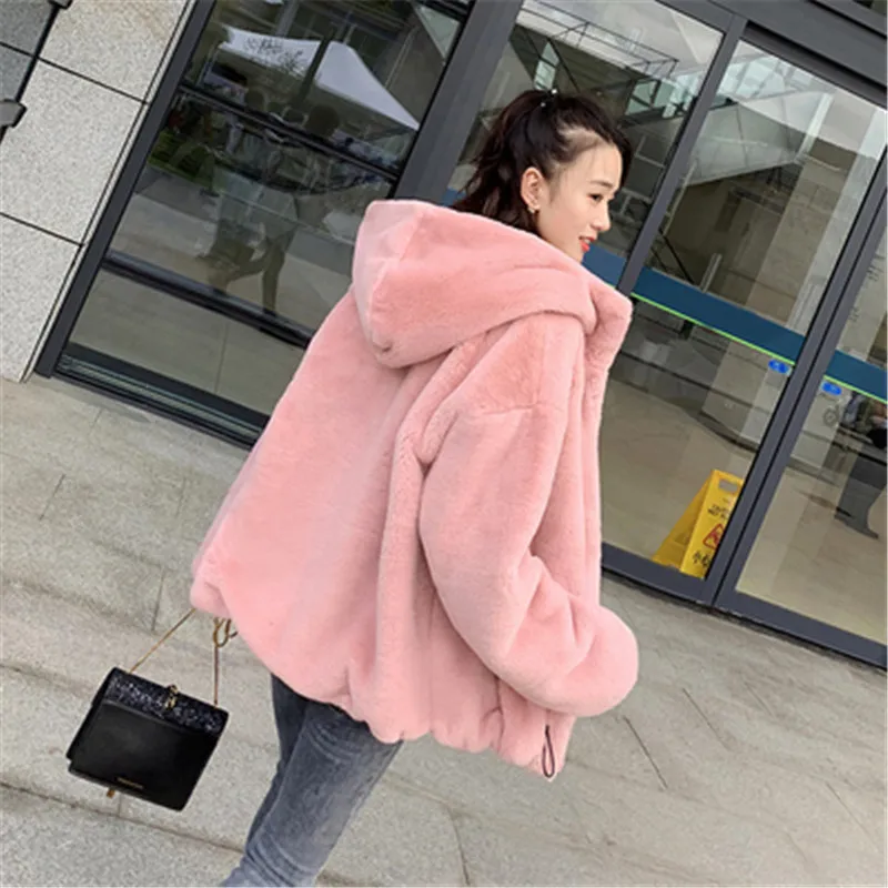 Pink Женское пальто с мехом, коллекция года, осенне-зимнее однотонное пальто с капюшоном в Корейском стиле, свободное Модное теплое пальто с искусственным мехом, G1146 - Цвет: Pink