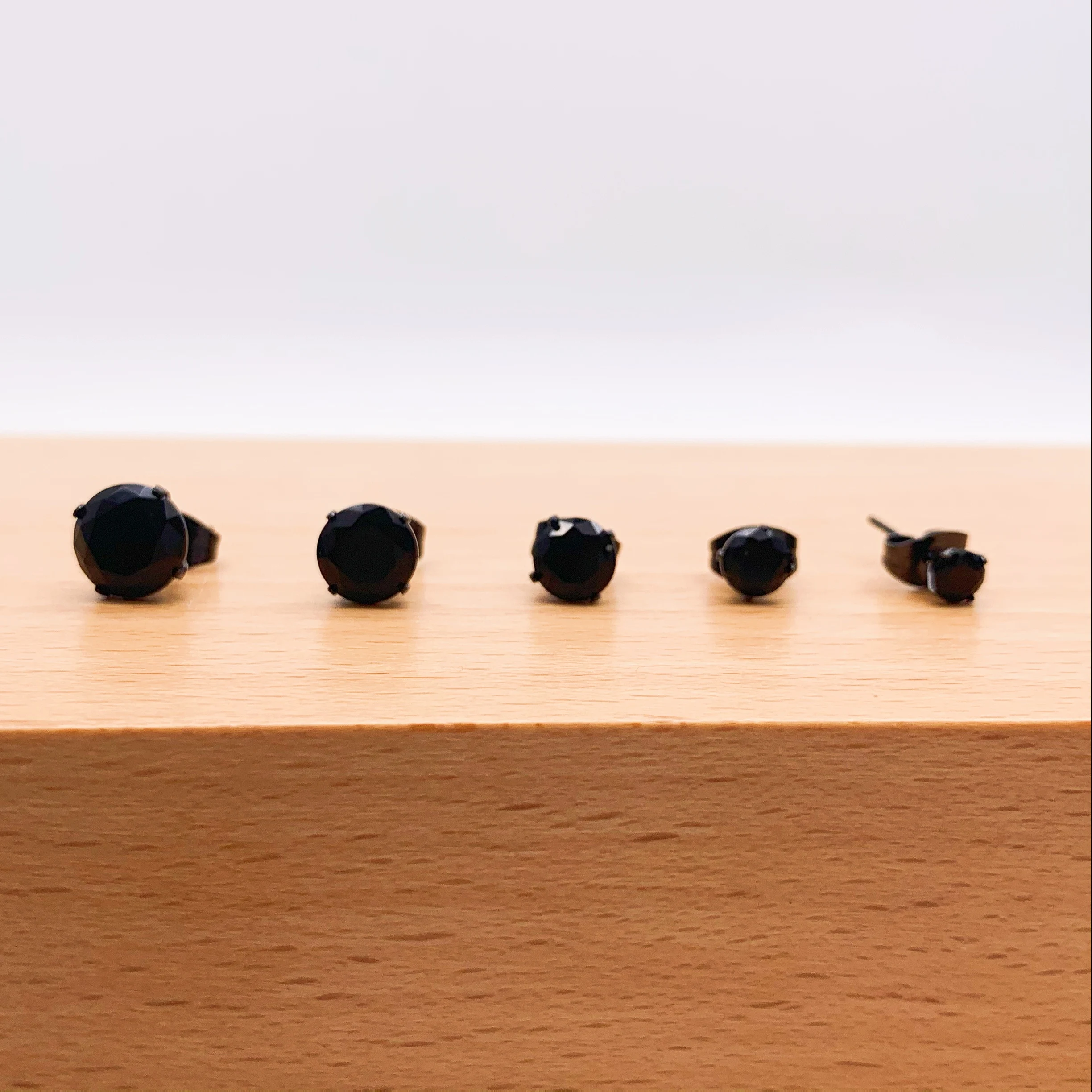 Классические мини 4-8 мм очаровательные черные серебряные женские серьги в форме алмаза с четырьмя зубцами, предохраняющие от аллергии украшения для ушей.