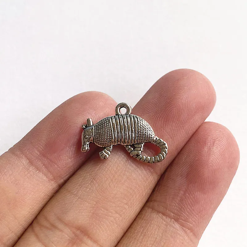 

10pcs /Lot 19x13mm Pangolin Charms Tibetan Silver Color Pendant For Making Fit DIY Necklace Jewelry Handmade Accessories Crafts