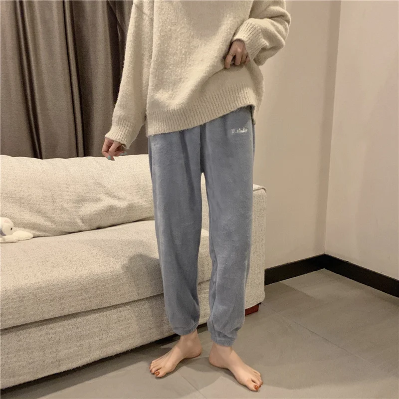 Утолщенные бархатные брюки кораллового цвета сохраняют тепло. Вы можете носить