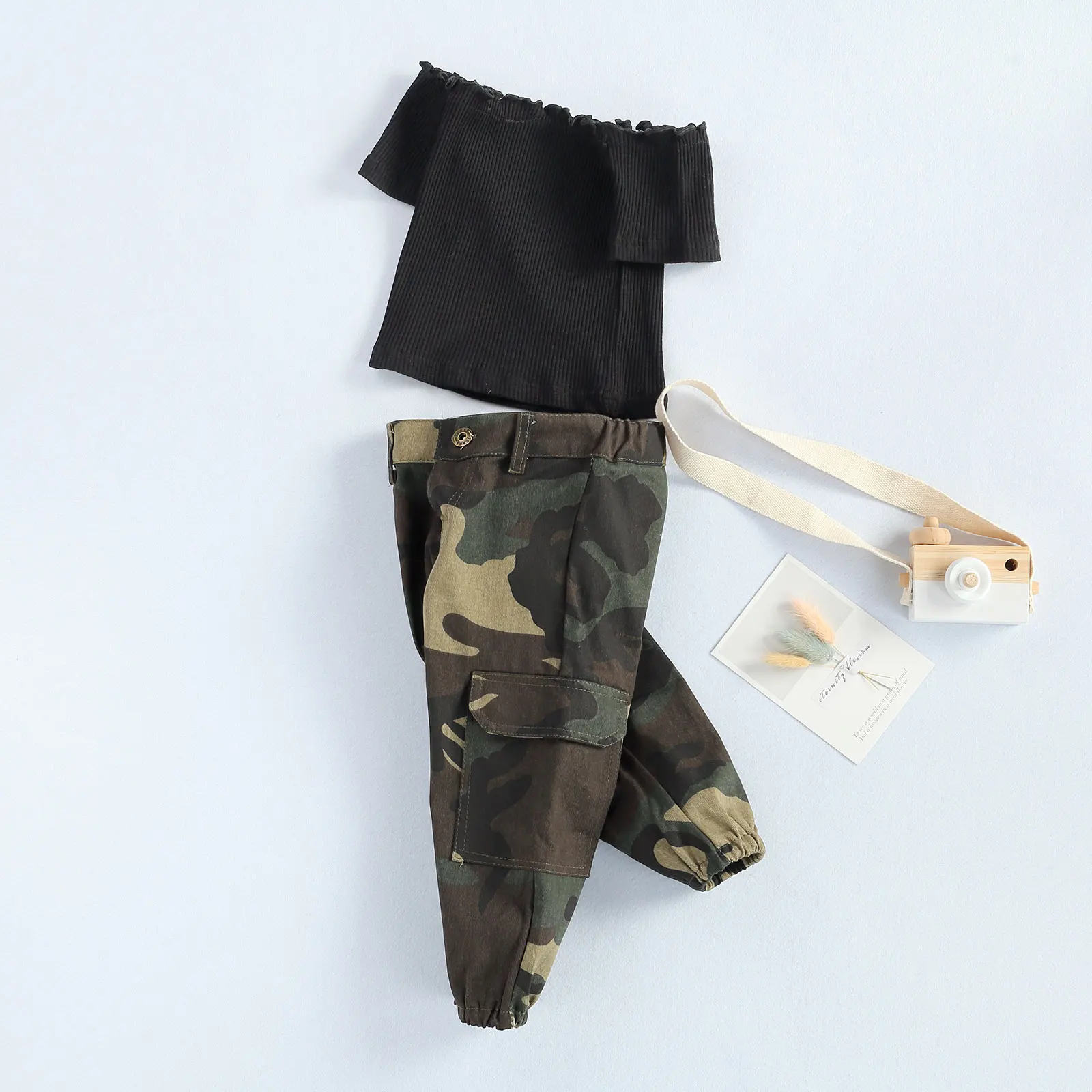 Футболка с открытыми плечами и камуфляжные штаны для девочек комплект из 2