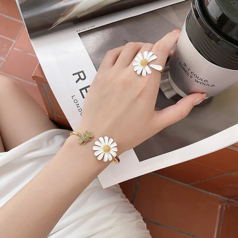 

Minar Summer White Enamel Daisy Pendant Necklaces for Women Girls Gold Color Alloy Flower Chokers Necklace Party Accessories