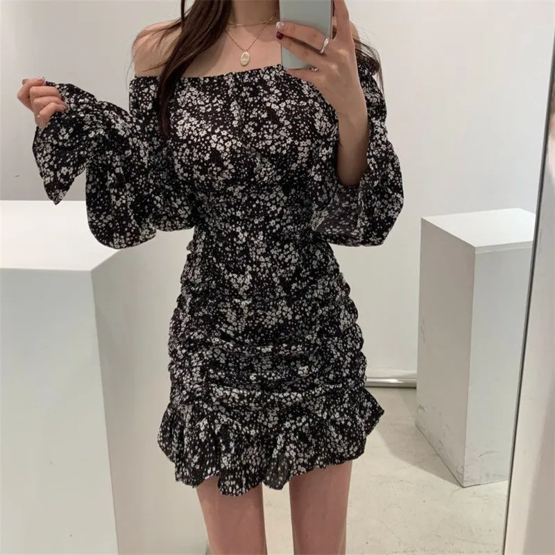 

2021 retro commuter dress with collar print