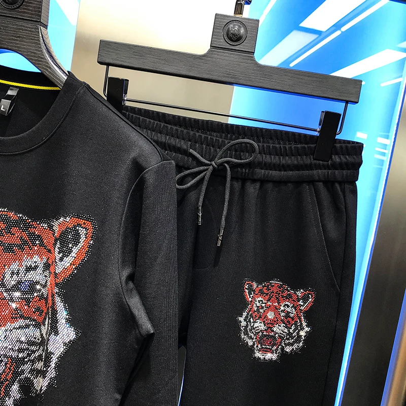 

2020 men's autumn new round neck sweater leisure sports suit hot drill tiger handsome long sleeve two piece men's fashion