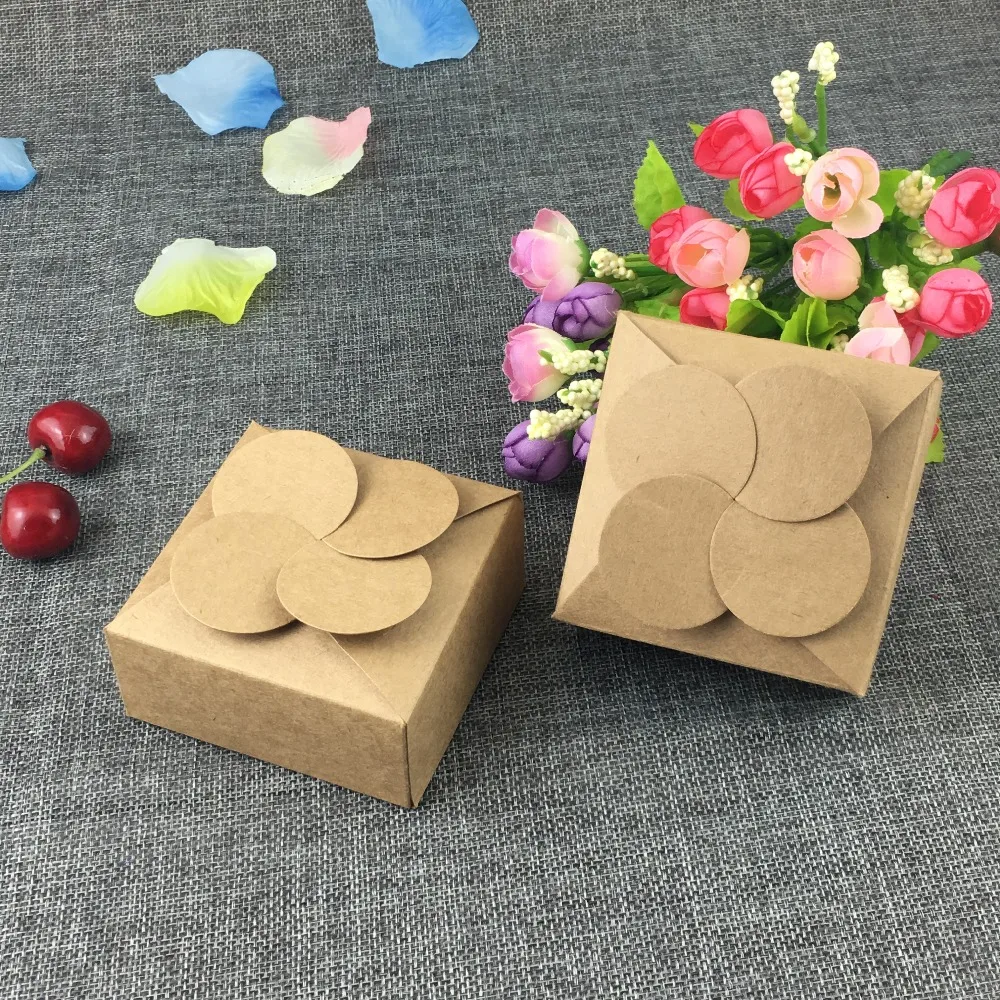 

30pcs/lot 8*8*3.5cm Kraft Flower Shape Candy/Gifts Boxes Wedding Carry Cases DIY Packing Boxes Soap Storage