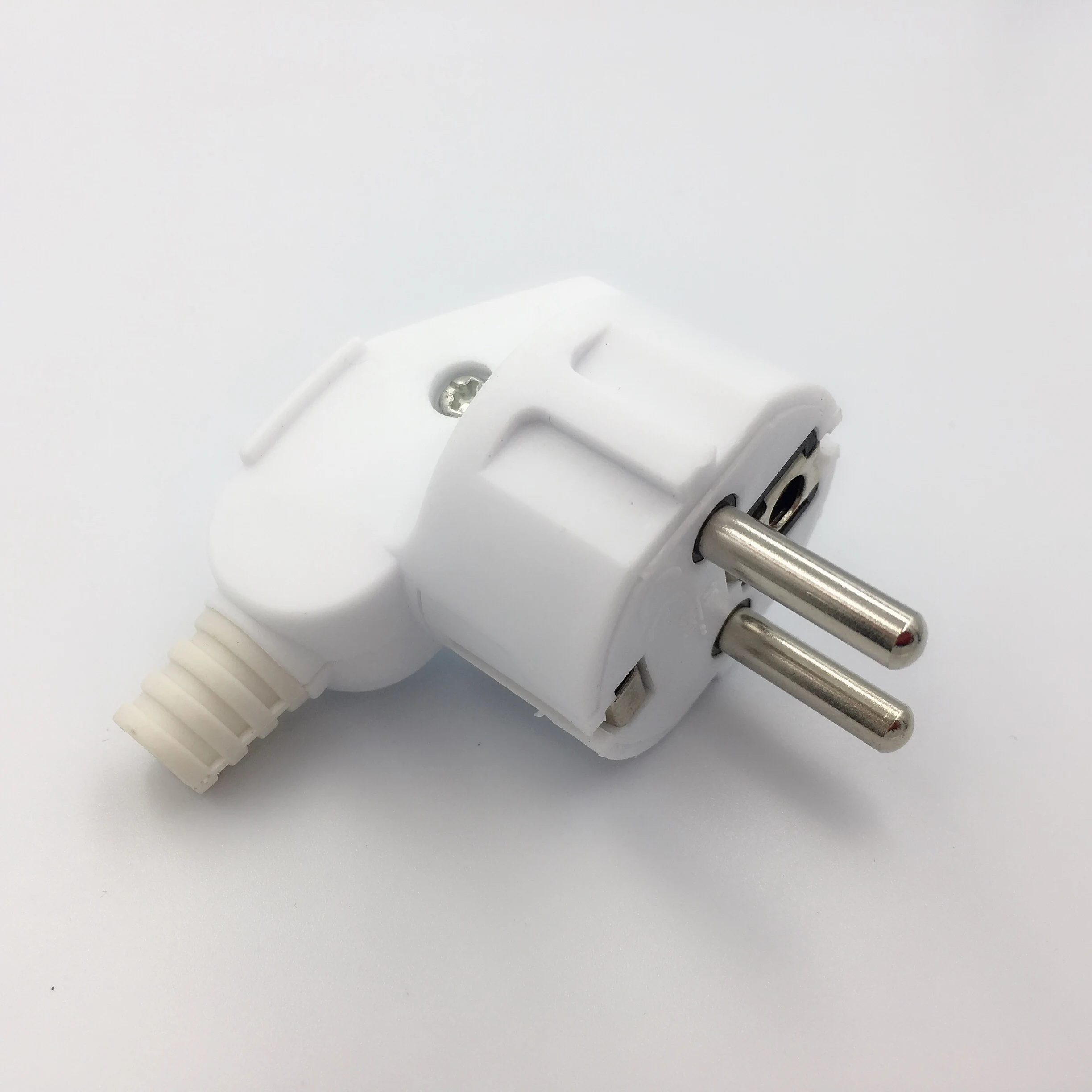 евровилка угловая а105 (universal). вилка европейского стандарта. вилка электрическая 6а 250в без заземл. вилка makel 10001 белая. вилка штепсельная бытовая.