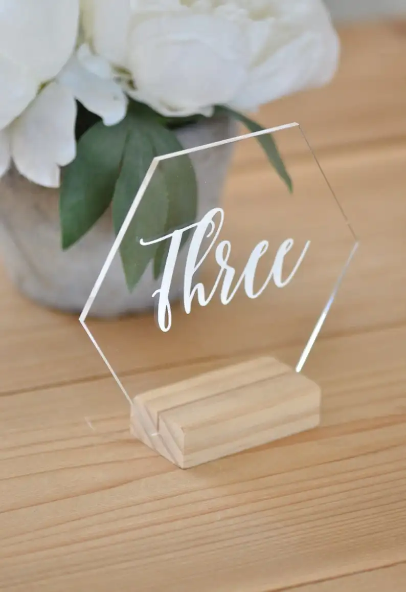 Табличка акриловая окрашенная на заказ шестигранная табличка с номером