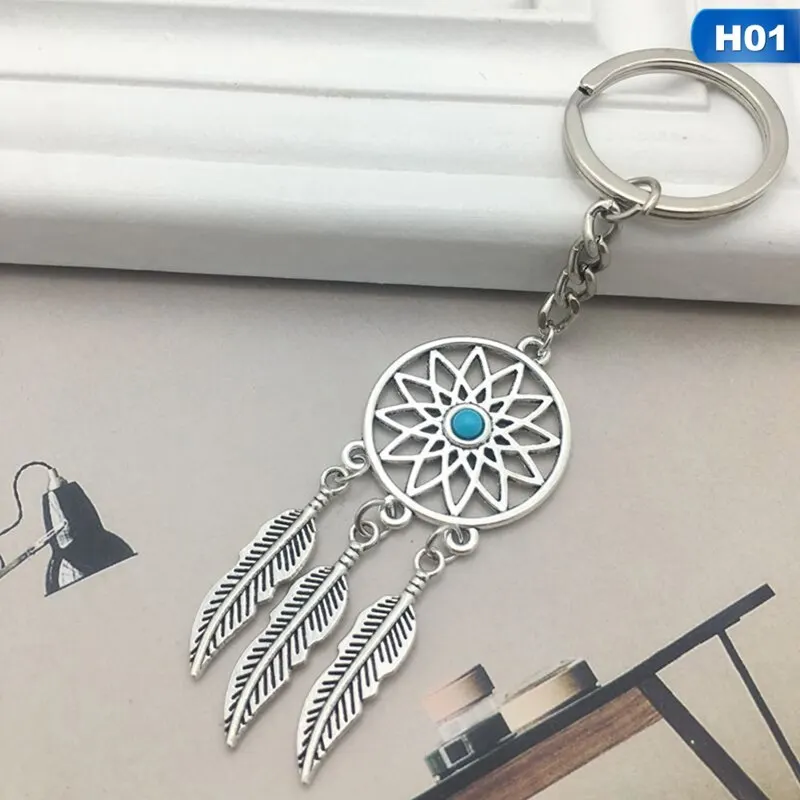 Брелок для ключей серебристого цвета кольцо с перьями и кисточками в стиле Ловца