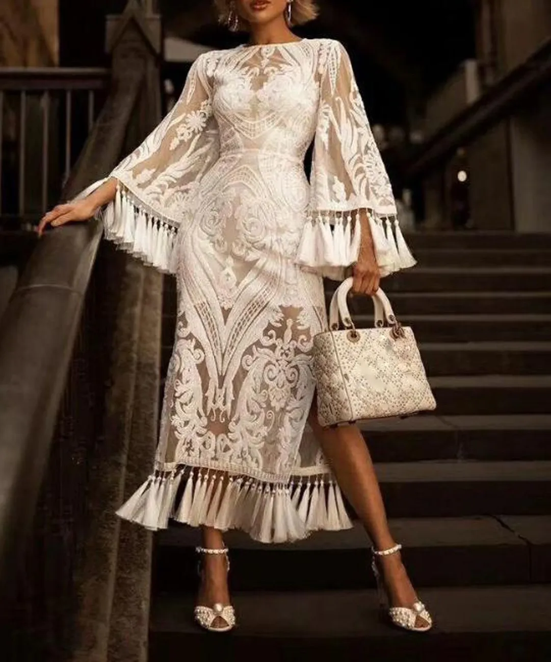 Женское летнее белое длинное платье с круглым вырезом и вышивкой винтажное