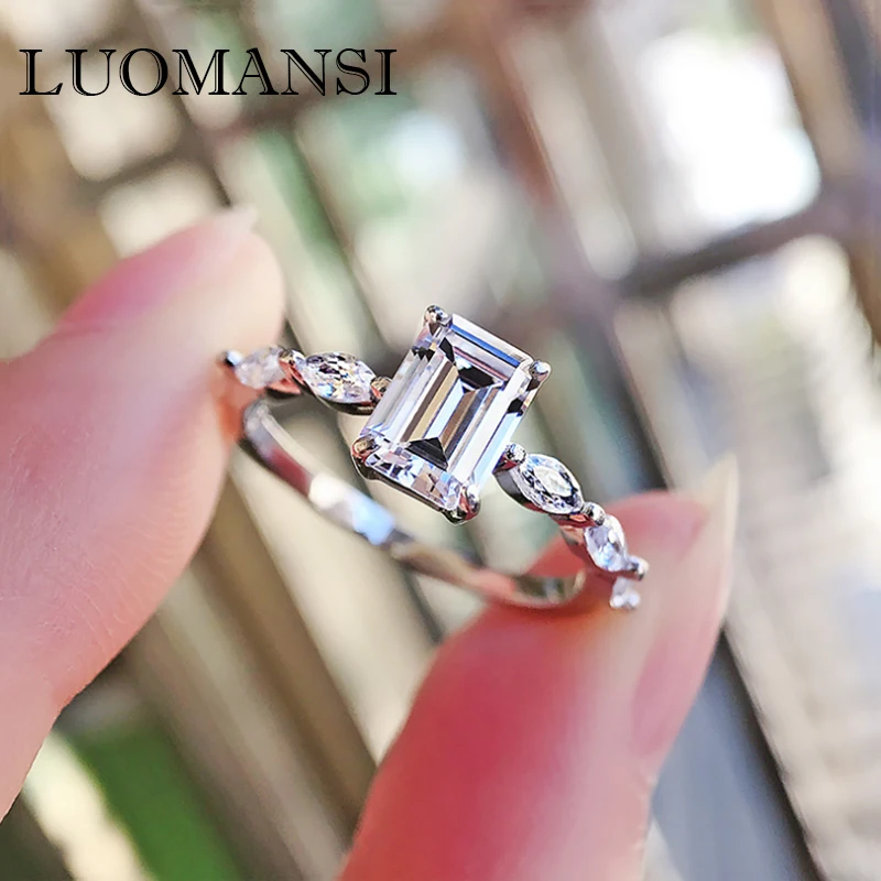 

Кольцо из серебра 925 пробы с квадратным высокоуглеродистым бриллиантом