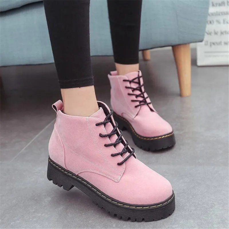 Новые осенне-зимние замшевые женские сапоги удобные на плоской подошве с