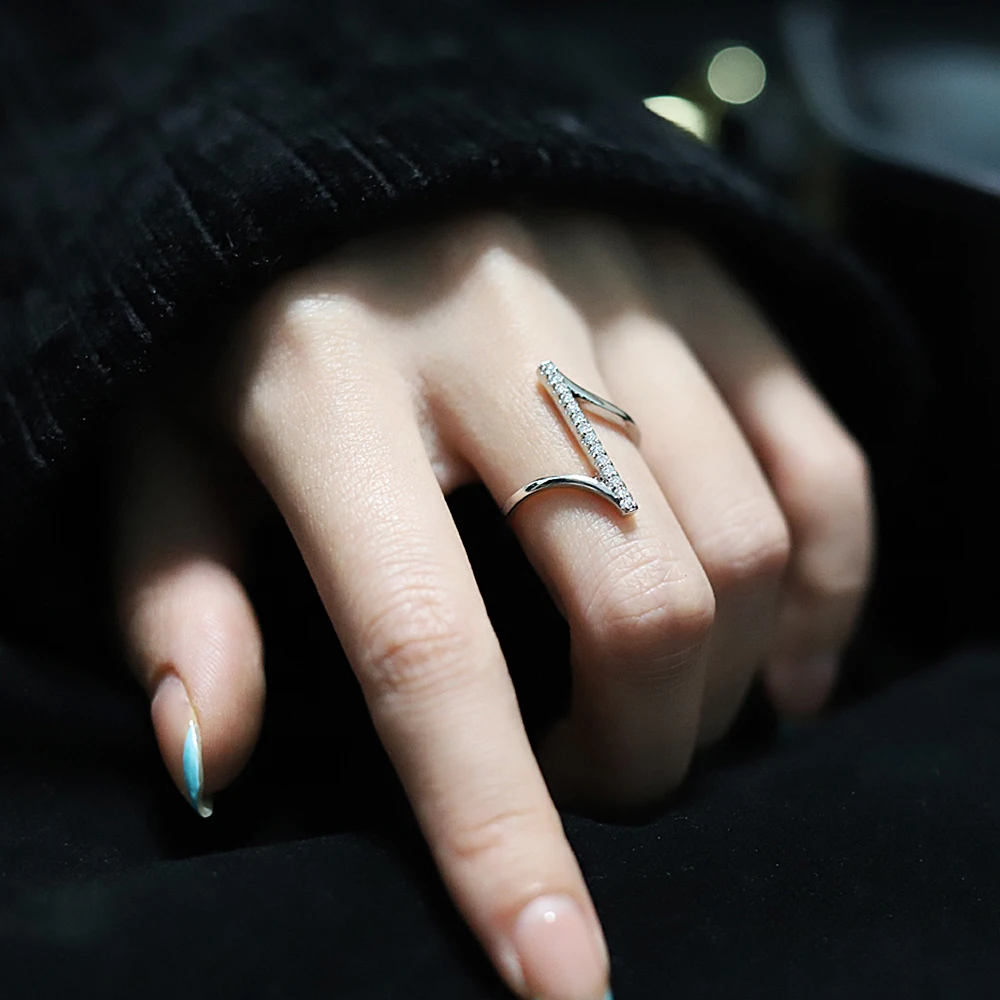

Elegant Accessories Ring Cubic Zirconia Stylish Women Ring Jewelry Simplicity Delicate Z Shape Ring for Ladies Cocktail Party