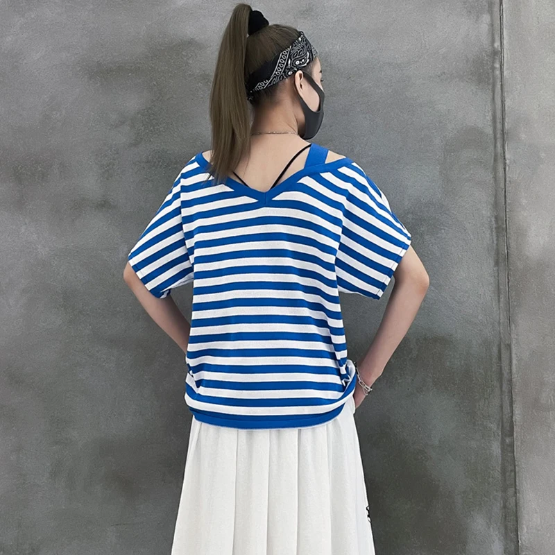 

[EAM] Women Blue Striped Off Shoulder Big Size Casual T-shirt New V-collar Short Sleeve Fashion Tide Spring Summer 2021 1DD9954