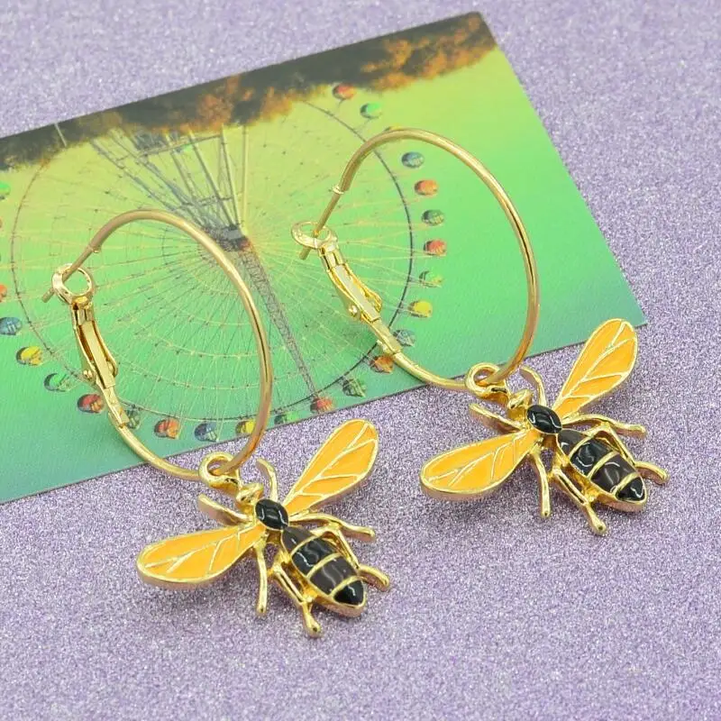 

Korean Fashion Oil Dripping Bee Big Circle Stud Earrings