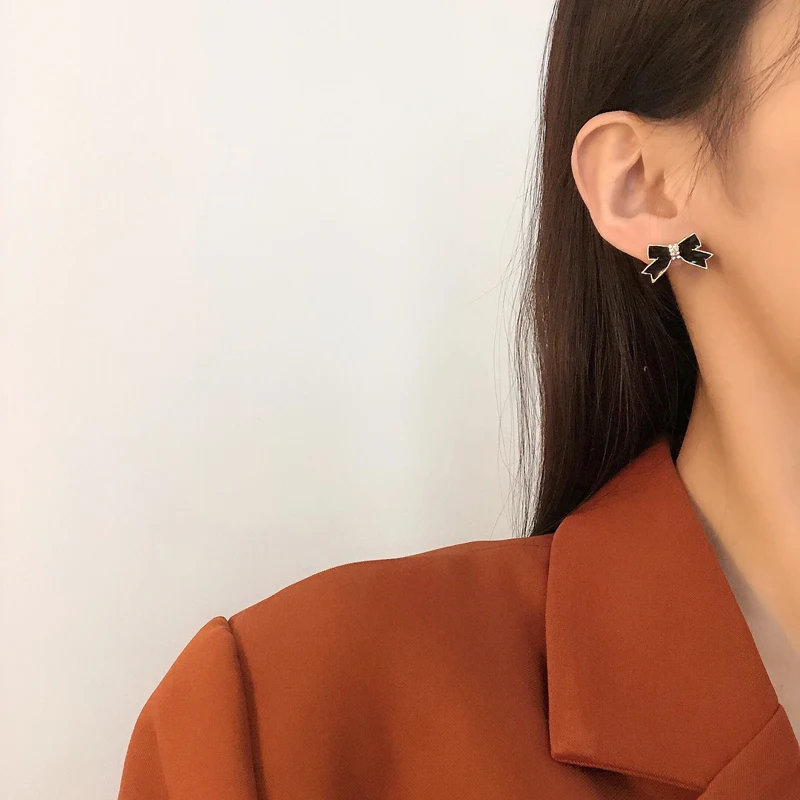 

Temperamental black drops glaze bow knot ear nail, the earring of 2021 new style lovely fashionable woman is popular jewelry